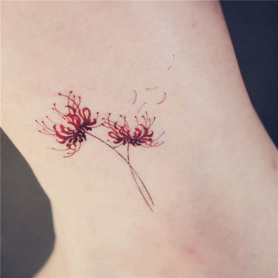 mały tatuaż kwiatowy