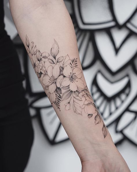 graficzny tatuaz kwiatow
