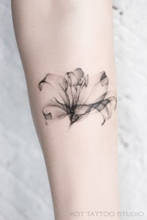 minimalistyczy tatuaż kwiatowy
