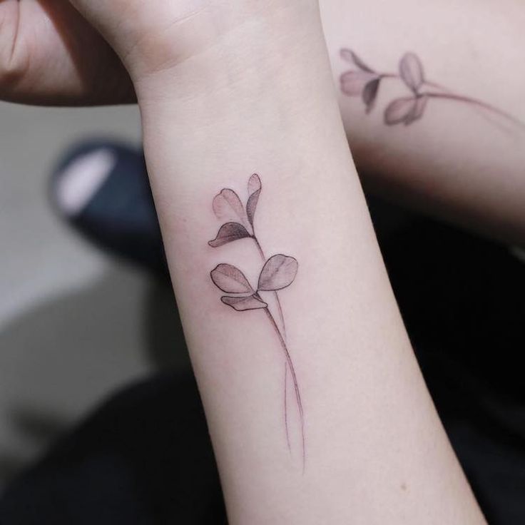 graficzny tatuaz kwiatowy