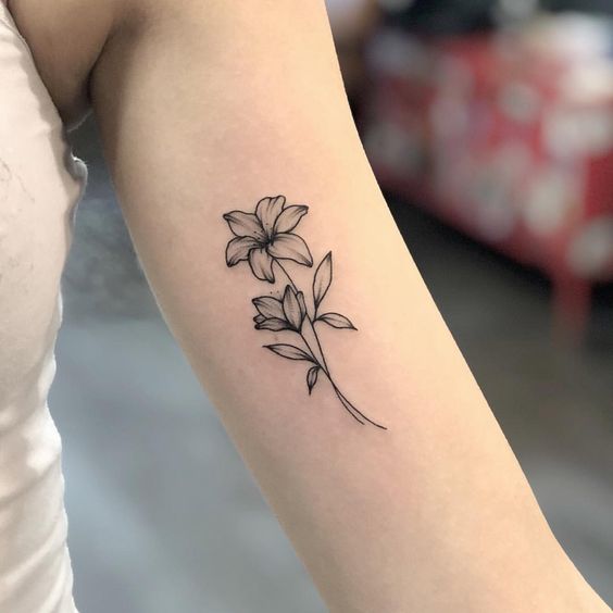 tatuaż kwiatów na ramieniu