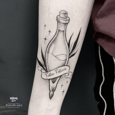 Pamela – graficzny tatuaż butelki