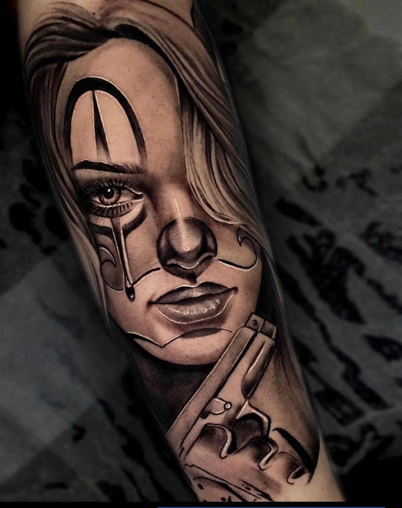 czarno-szary obraz przedramie 