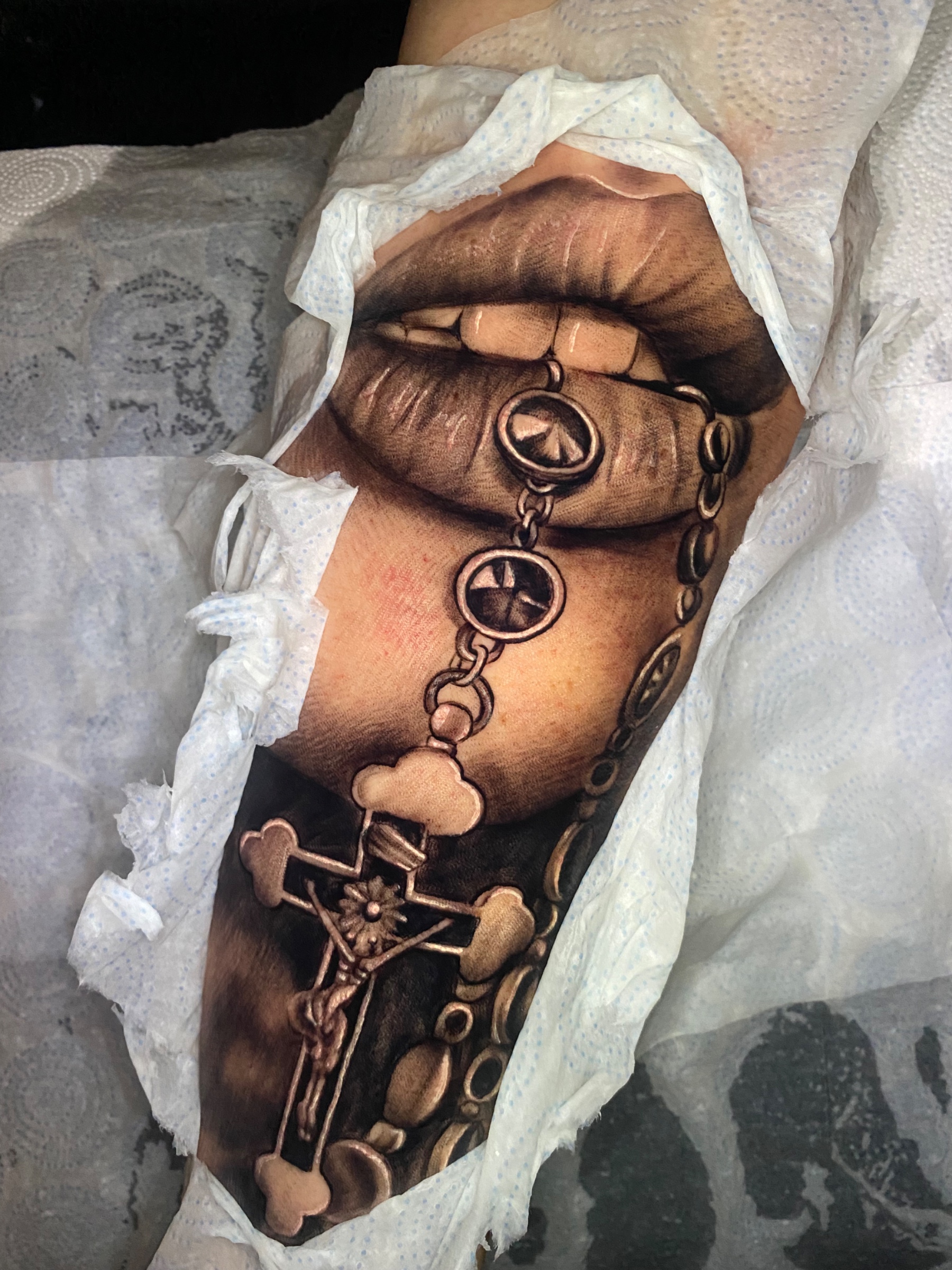 czarno-szary postacie-realistyczne swiezy 